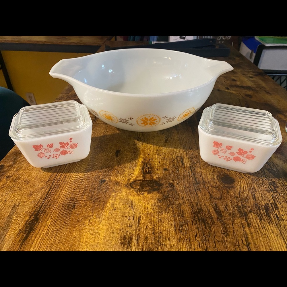 Vintage Pyrex gooseberry 501 (2) and one Town and Country 444 Cinderella bowl!